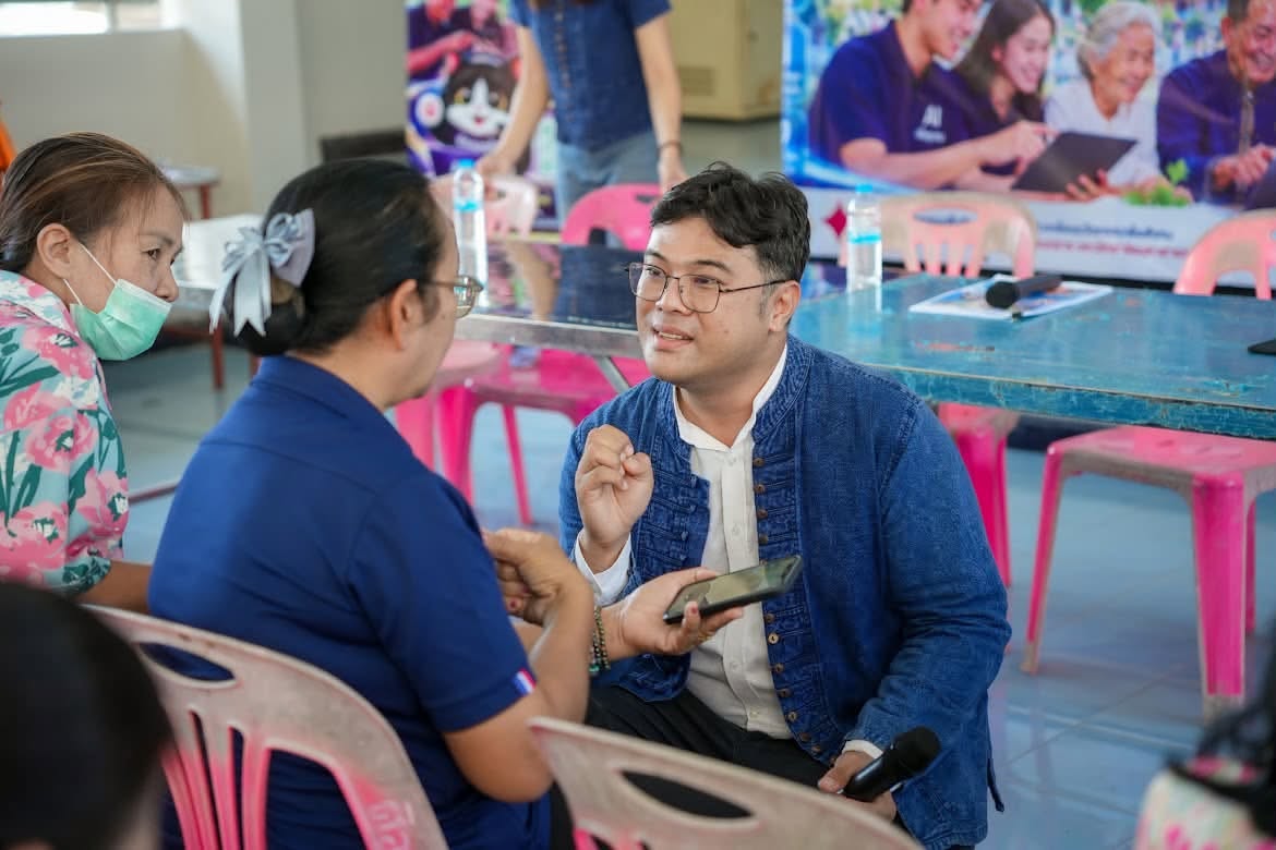 การพูดคุยกับสมาชิกชุมชน